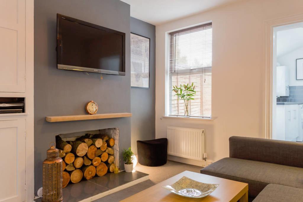 Ashton House - Stylish 2 Bedroom House, Close To Luton Town Center & Airport Luton (Bedfordshire) Exterior foto