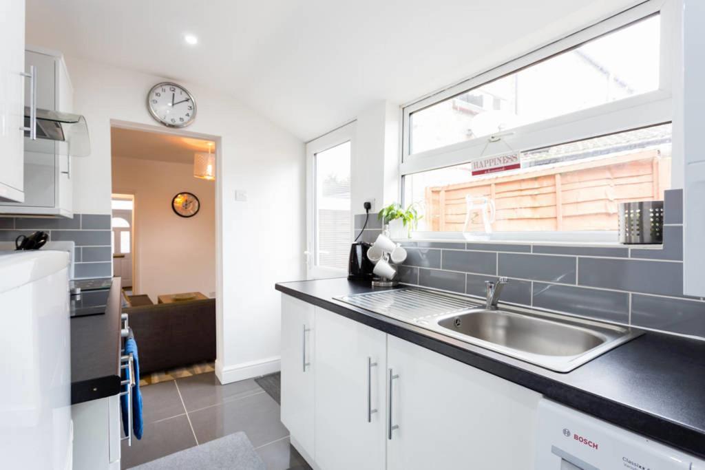 Ashton House - Stylish 2 Bedroom House, Close To Luton Town Center & Airport Luton (Bedfordshire) Exterior foto