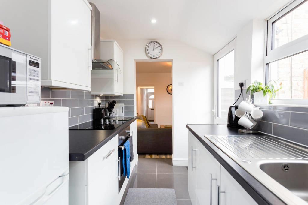 Ashton House - Stylish 2 Bedroom House, Close To Luton Town Center & Airport Luton (Bedfordshire) Exterior foto