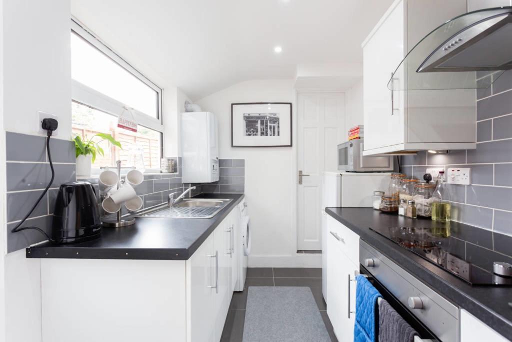 Ashton House - Stylish 2 Bedroom House, Close To Luton Town Center & Airport Luton (Bedfordshire) Exterior foto