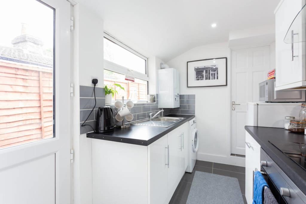 Ashton House - Stylish 2 Bedroom House, Close To Luton Town Center & Airport Luton (Bedfordshire) Exterior foto