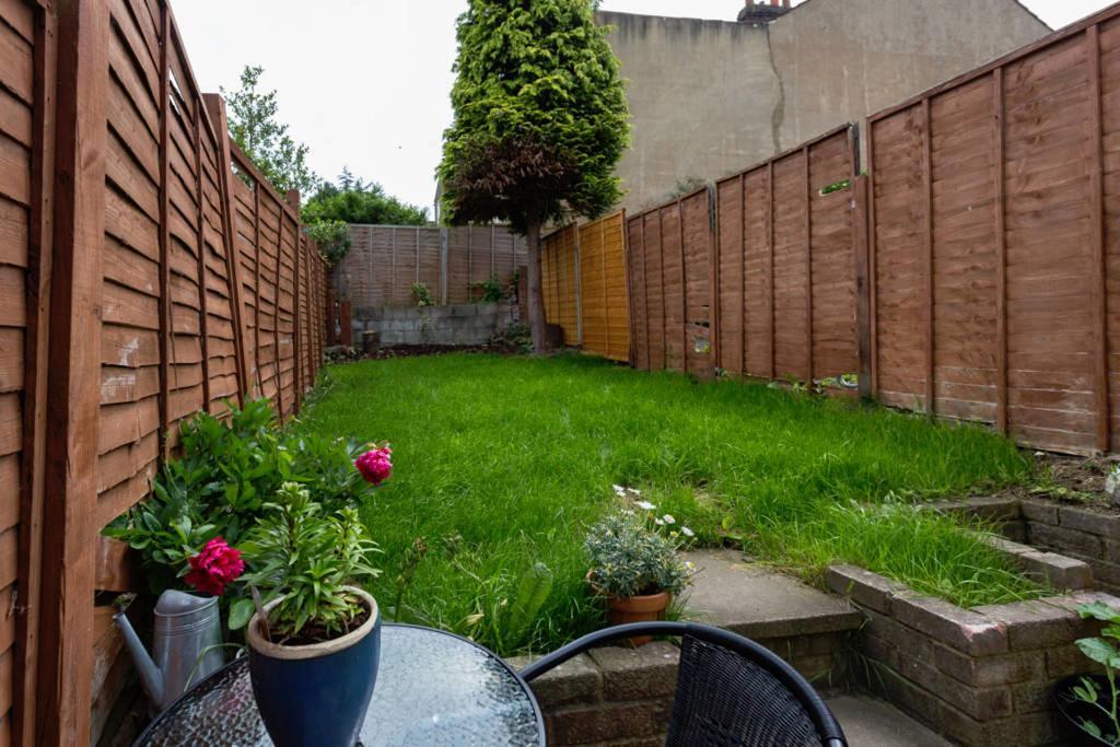 Ashton House - Stylish 2 Bedroom House, Close To Luton Town Center & Airport Luton (Bedfordshire) Exterior foto
