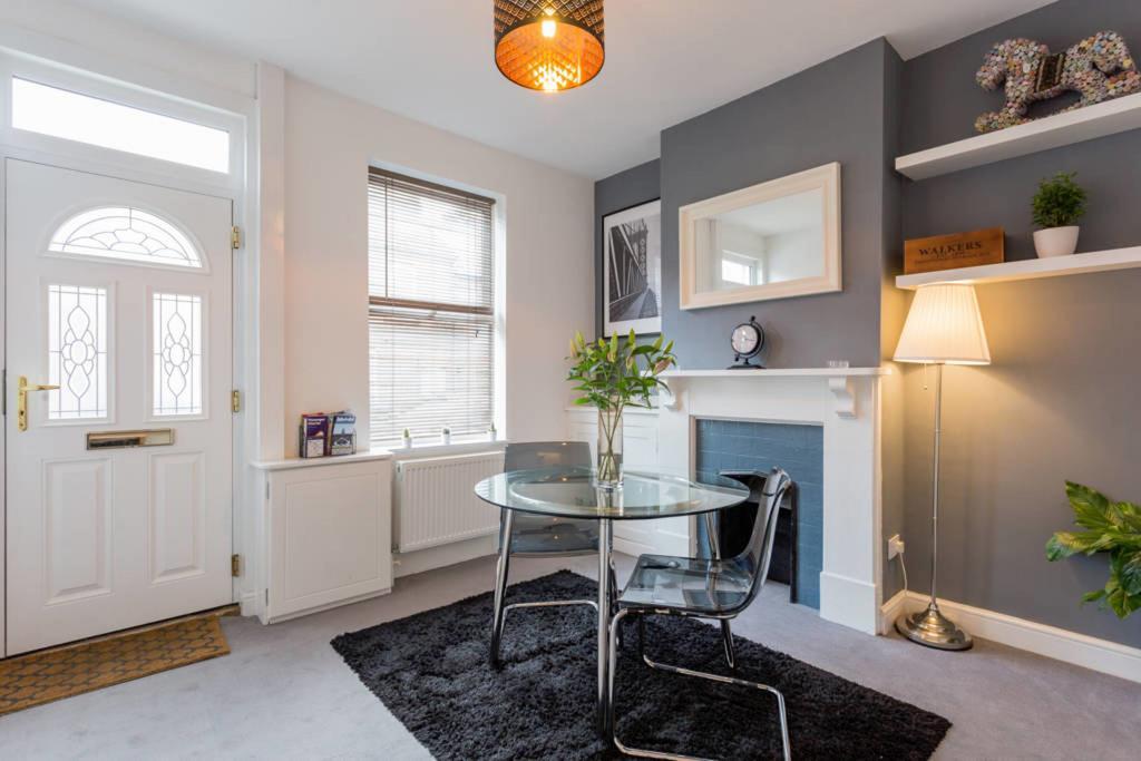 Ashton House - Stylish 2 Bedroom House, Close To Luton Town Center & Airport Luton (Bedfordshire) Exterior foto