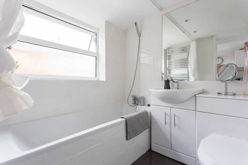 Ashton House - Stylish 2 Bedroom House, Close To Luton Town Center & Airport Luton (Bedfordshire) Exterior foto